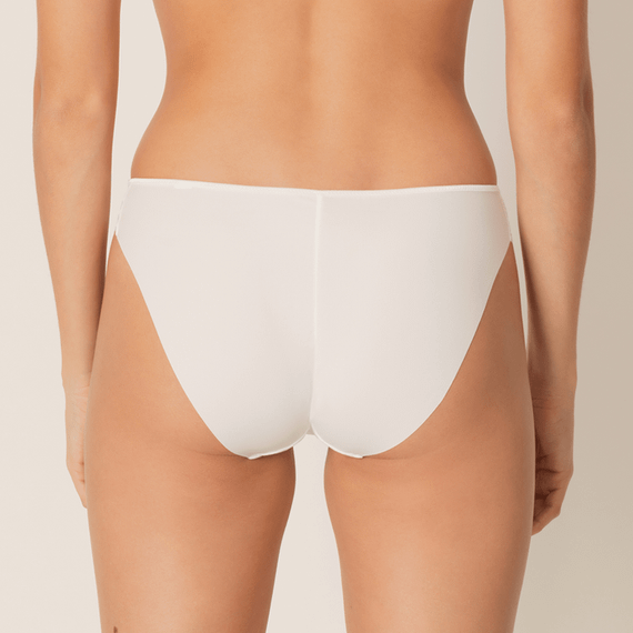 De Ray rioslip van Marie Jo is uitgevoerd in de kleur Laguna. Deze turquoise tailleslip is aan de zijkanten semi-transparant met een prachtige bloemenbroderie. De voor- en achterkant van deze tailleslip is in een effen turquoise kleur met een schattig str